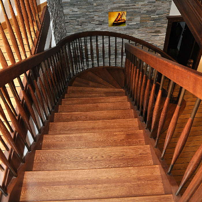 schody policzkowe wykonane z drewna dębowego schody dębowe barwione ciemny brąz
